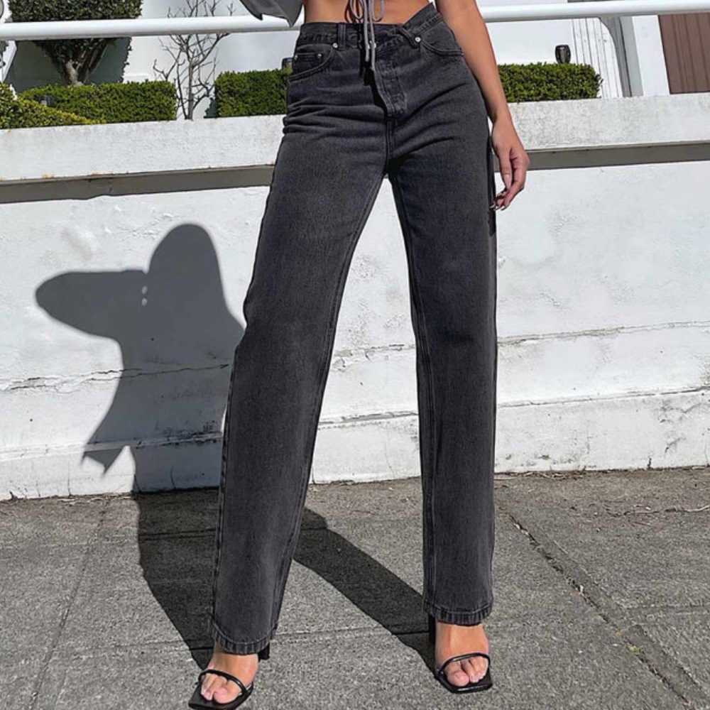 HOLLY ASYMMETRIC STRAIGHT LEG BLACK DENIM